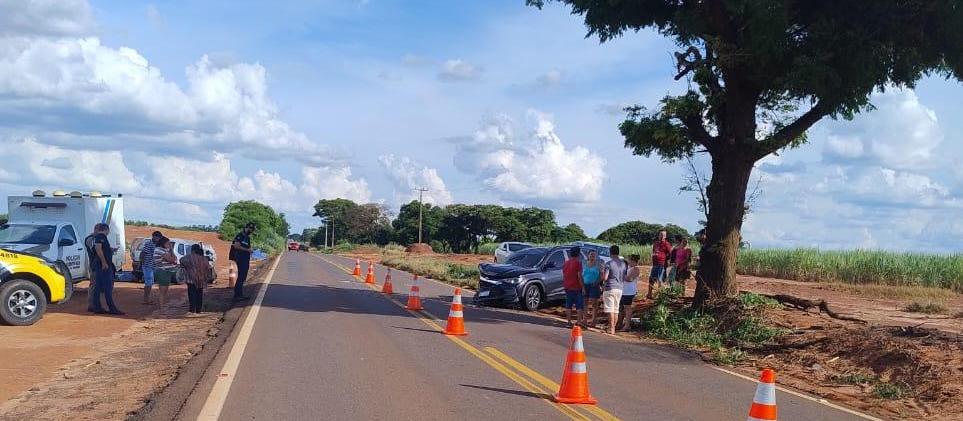 Carros batem de frente e motorista morre na PR-082