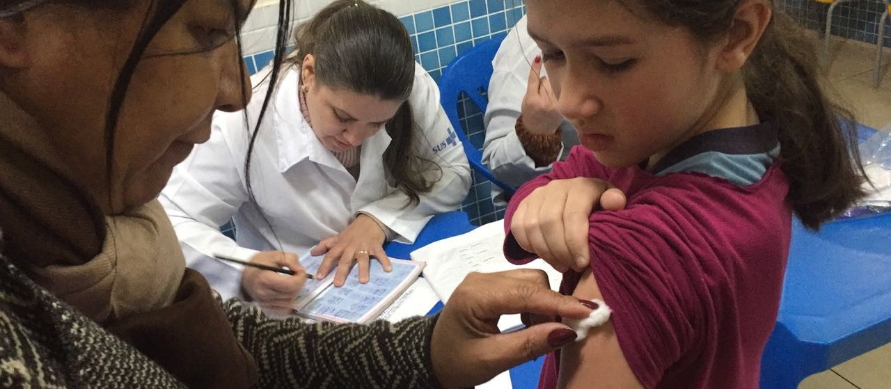 Secretaria de Saúde percorre escolas para vacinar alunos