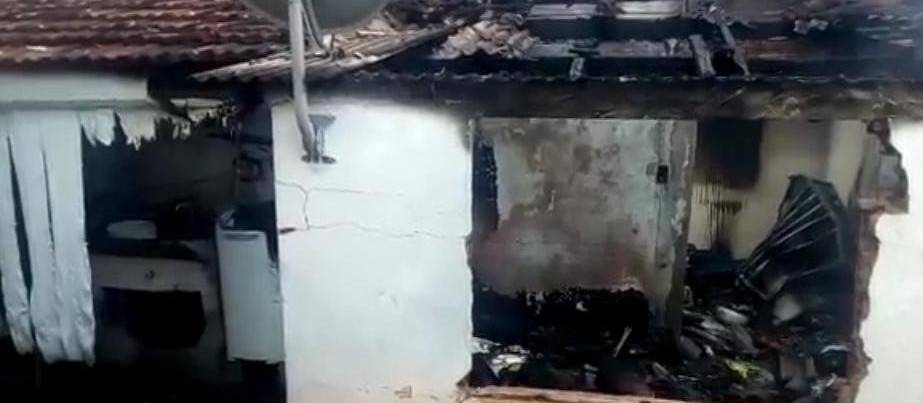 Criança coloca fogo em colchão em Maringá, diz bombeiros