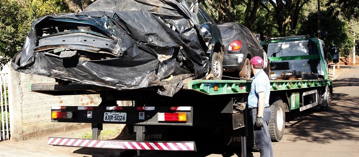 Prefeitura cria força-tarefa para retirar carros abandonados das ruas
