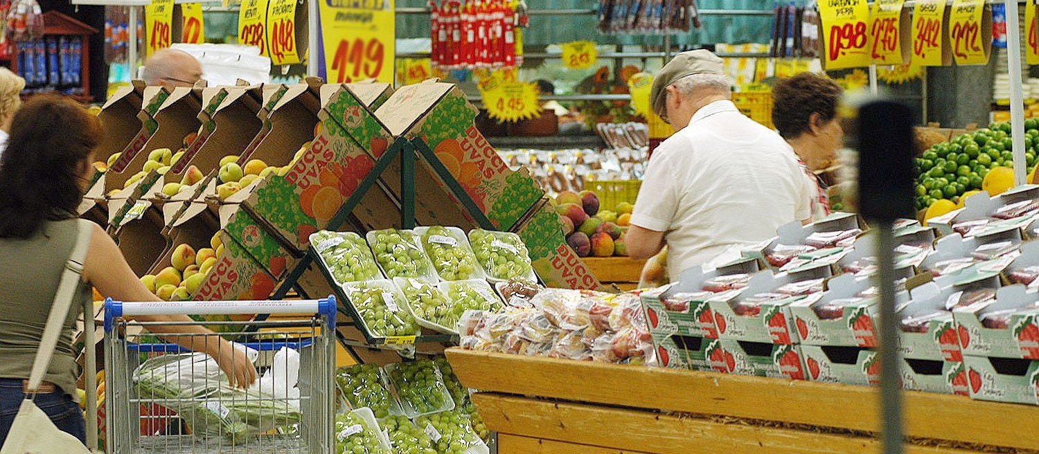 Na polêmica dos supermercados, pesquisas reforçam argumentos dos dois lados da questão