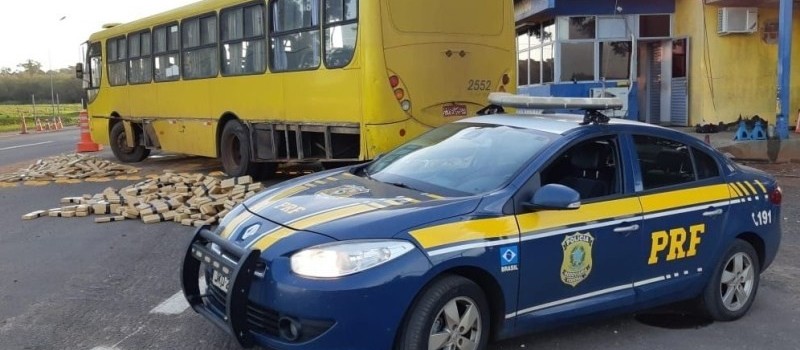 PRF prende mulher que dirigia ônibus com centenas de quilos de maconha