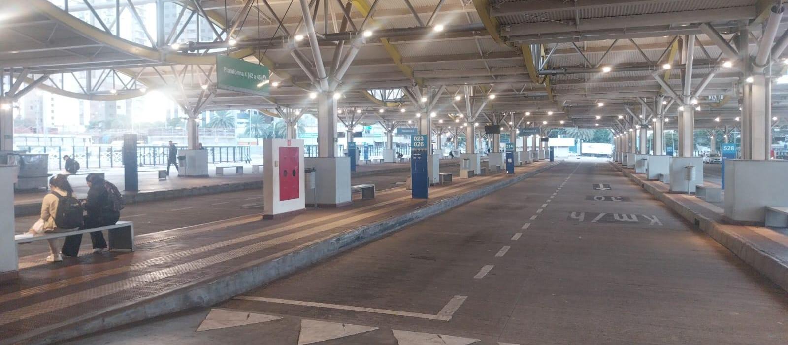 Greve de motoristas pega usuários de ônibus de surpresa