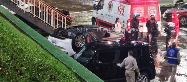 Carro com três estudantes cai de estacionamento de universidade em Maringá e atinge 2 veículos