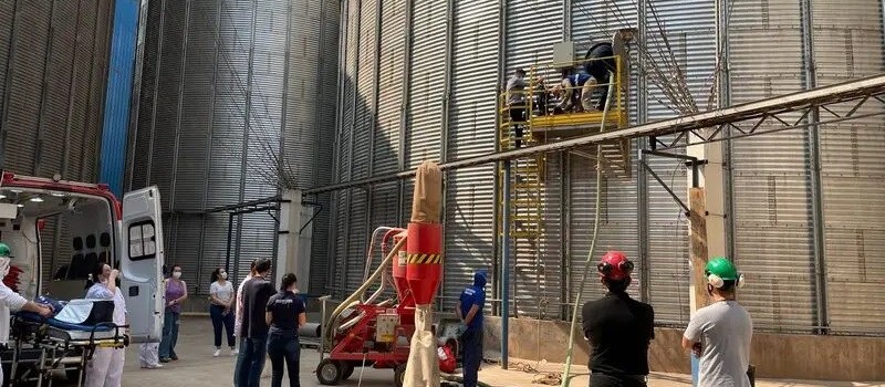 Trabalhadores ficam gravemente feridos em soterramento dentro de silo