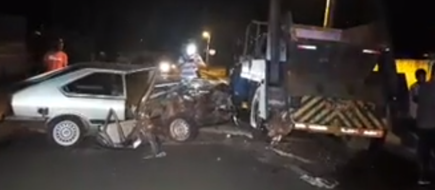 Motorista bate carro contra caminhão parado