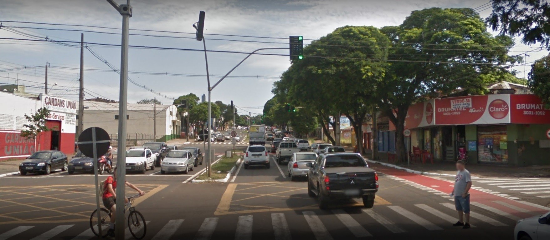 Semáforos de três cruzamentos da Avenida 19 de dezembro estão desligados