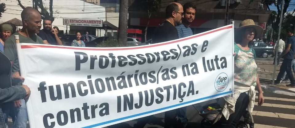 Servidores estaduais protestam pedindo reposição salarial