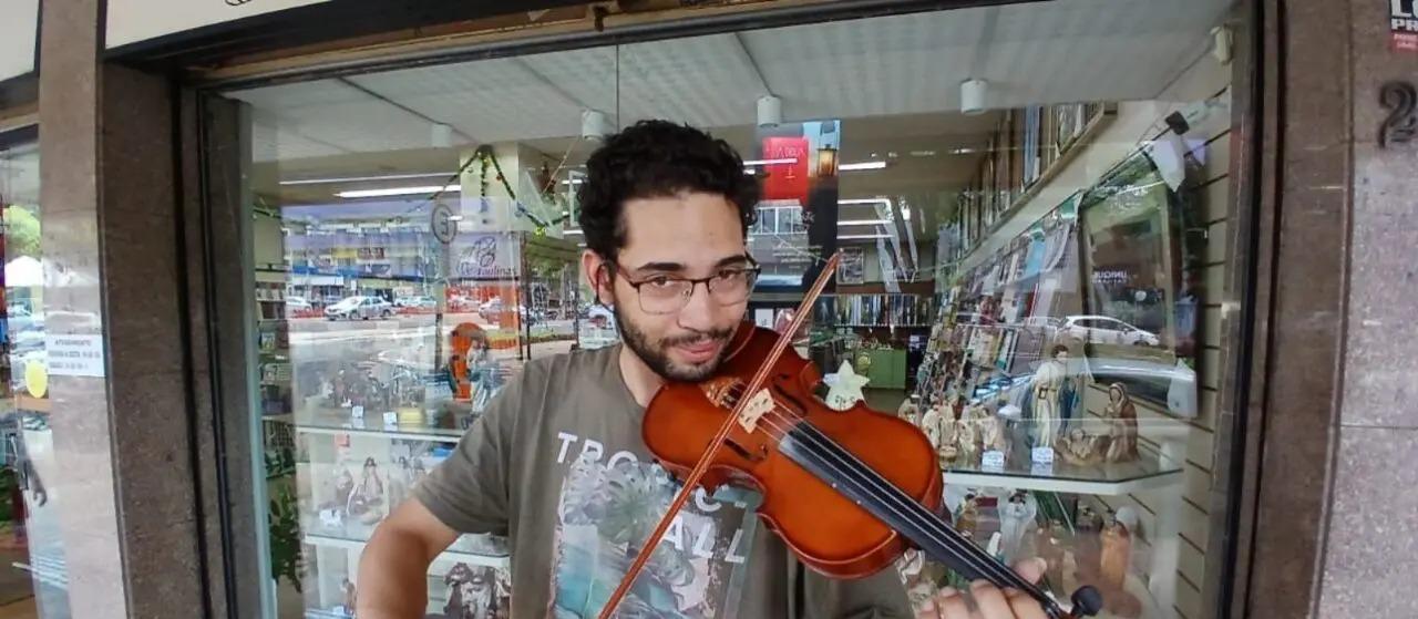 Violinista atrai atenção nas ruas de Maringá