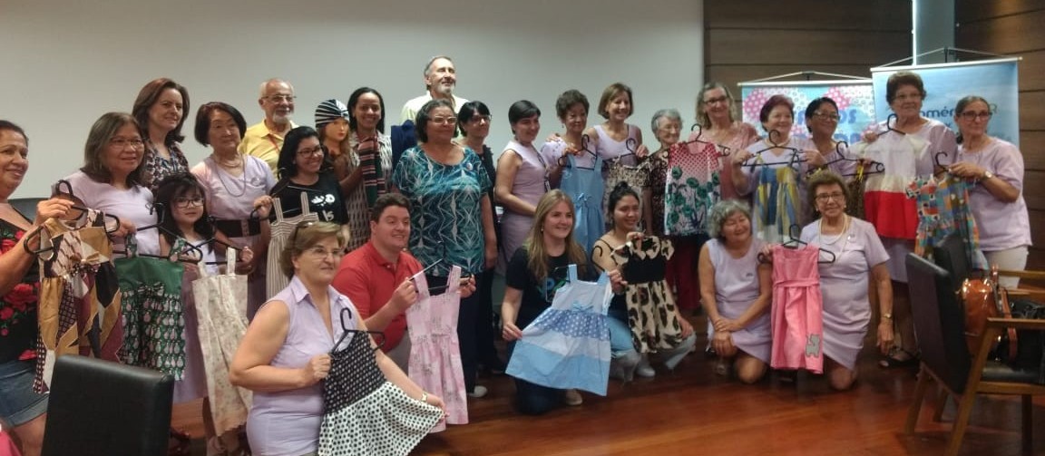 Idosas confeccionam 250 vestidos infantis no projeto "Retalhos com Vida"