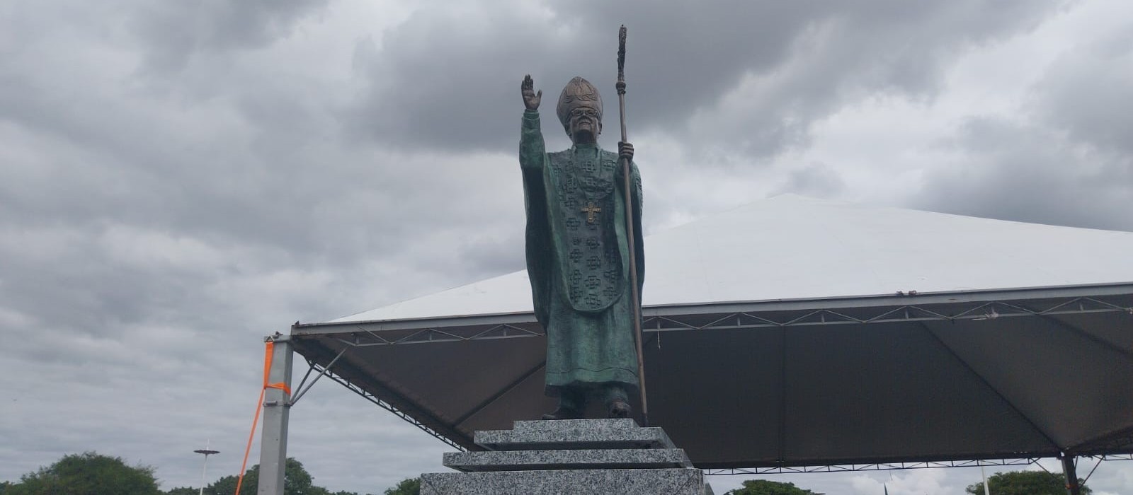 Primeiro arcebispo de Maringá ganha estátua ao lado da Catedral