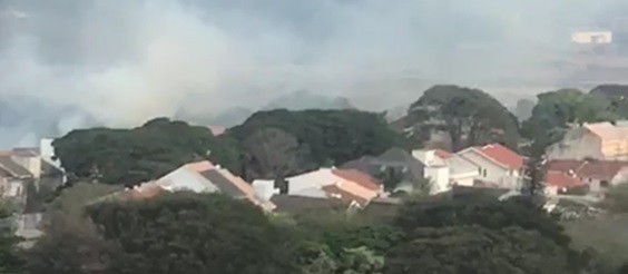 Incêndio atinge área do antigo aeroporto de Maringá; vídeo