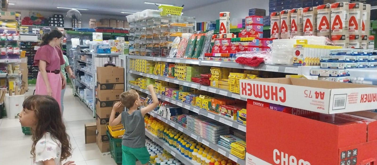 Compra de material escolar movimenta papelarias em Maringá