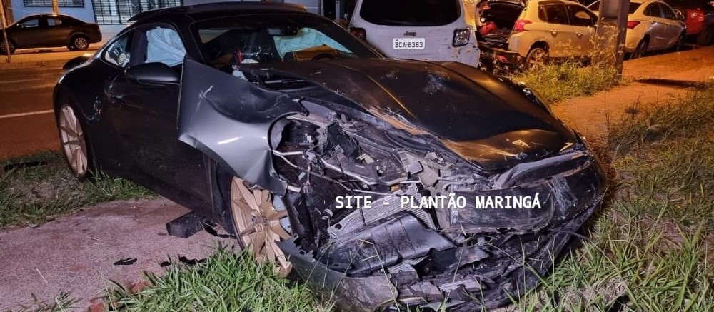 Veículo de luxo avaliado em mais de R$ 1 milhão fica destruído em acidente, em Maringá