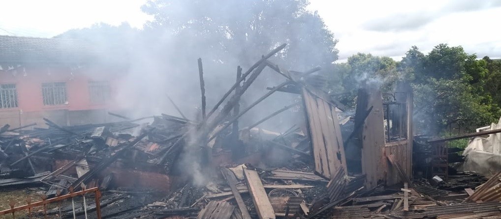 Vizinho enfrenta chamas e salva mãe e três filhos de incêndio