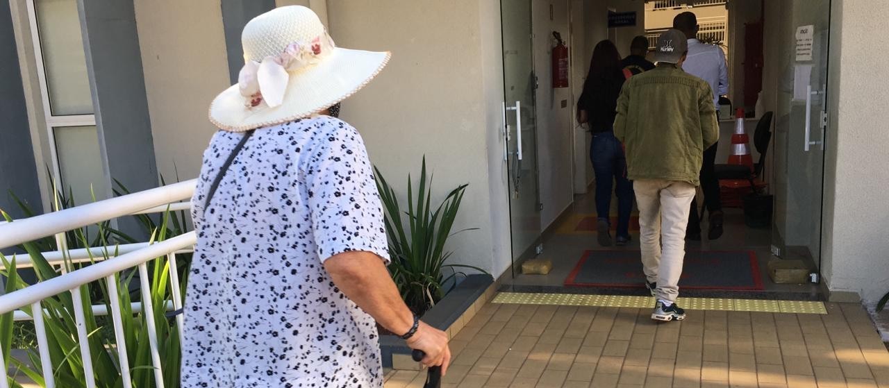 Sem saber que doses acabaram, idosos continuam procurando a Sala de Vacinas em Maringá
