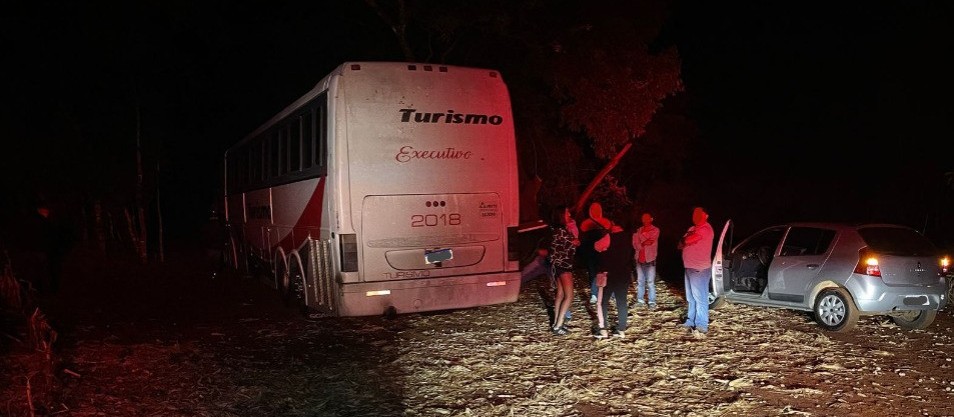 Assaltante aborda ônibus disfarçado de policial para roubar passageiros na região