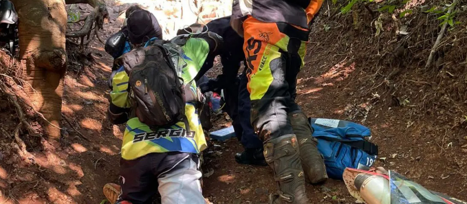 Motociclista cai e fica ferido durante trilha em Floresta