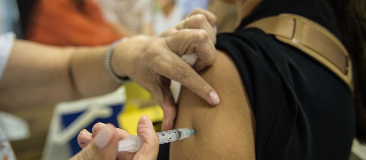 Clientes entram em ‘fila’ para vacina nas clínicas particulares
