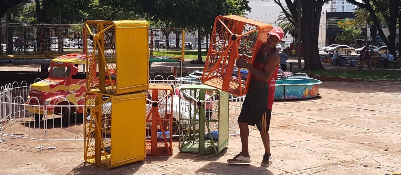 Cabine de roda-gigante infantil cai e criança fica ferida em Maringá