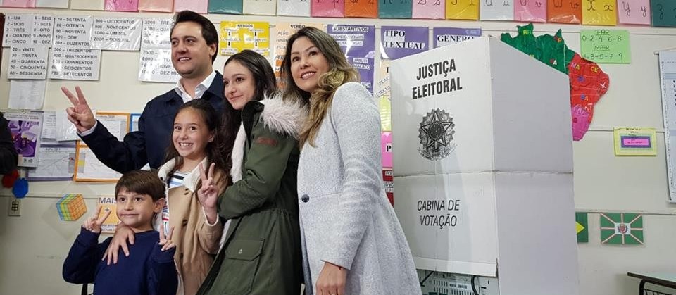 Ratinho Junior (PSD) e Flávio Arns (Rede) votam em Curitiba
