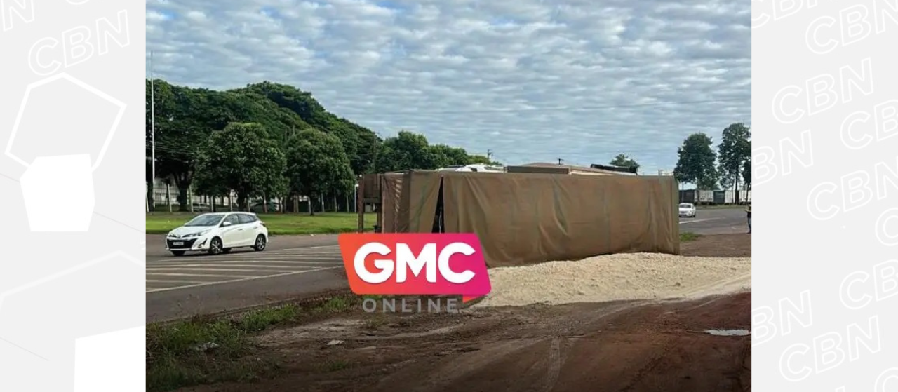 Carreta tomba no Contorno Sul em Maringá; veja vídeo