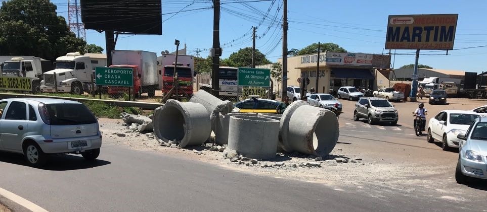 Queda de tubos de concreto congestiona trânsito em rotatória da Avenida Colombo