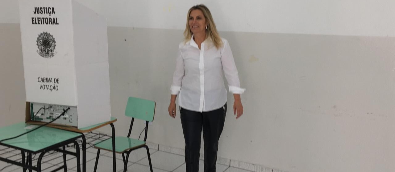Governadora Cida Borghetti vota no Colégio Regina Mundi, em Maringá