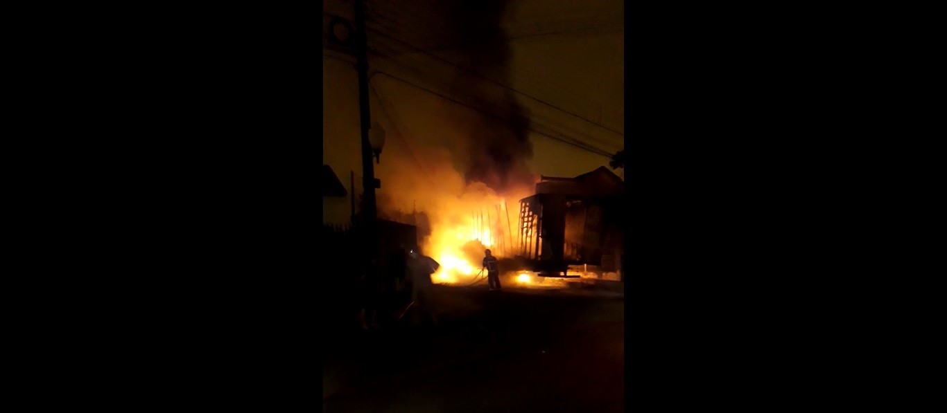 Bombeiros controlam incêndio em carreta carregada com espumas em Sarandi