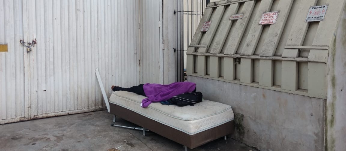 Morador de rua é flagrado dormindo em cama na rua Santos Dumont
