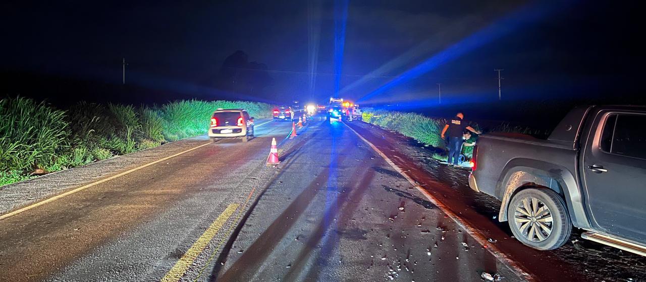 Caminhonete bate em moto durante ultrapassagem e motociclista morre