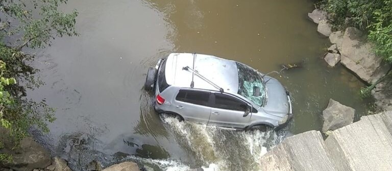 Dois veículos caíram em rios no final de semana em União da Vitória 