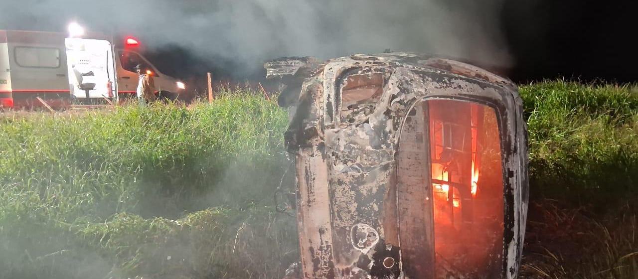 Carro capota e pega fogo; motorista é ejetada do veículo