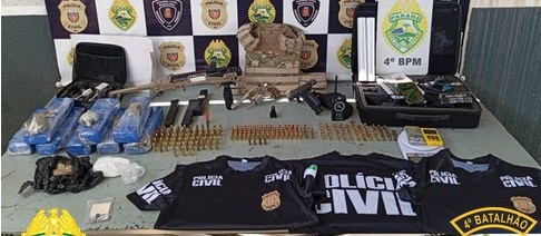 Polícia Militar prende traficante e apreende carros roubados, armas e drogas em Maringá