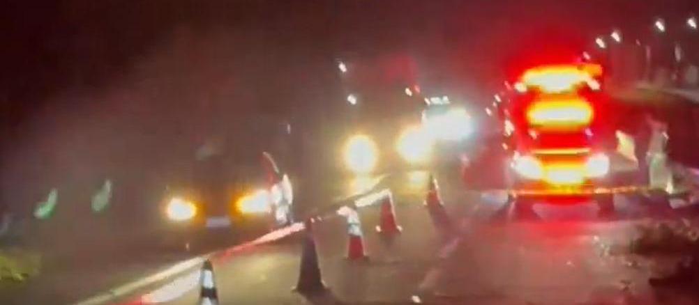 Caminhão não reduz velocidade em cena de acidente e por pouco não atropela socorristas