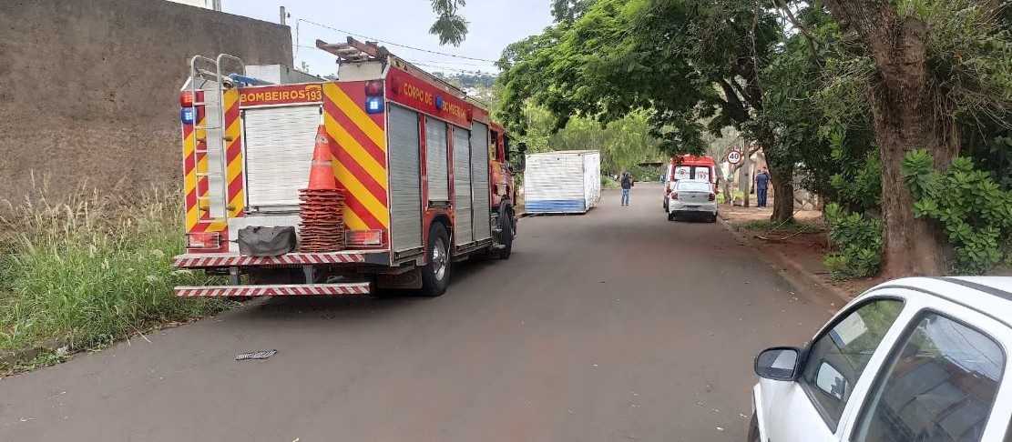 Criança é deixada sozinha dentro de casa, se machuca e pede socorro aos vizinhos