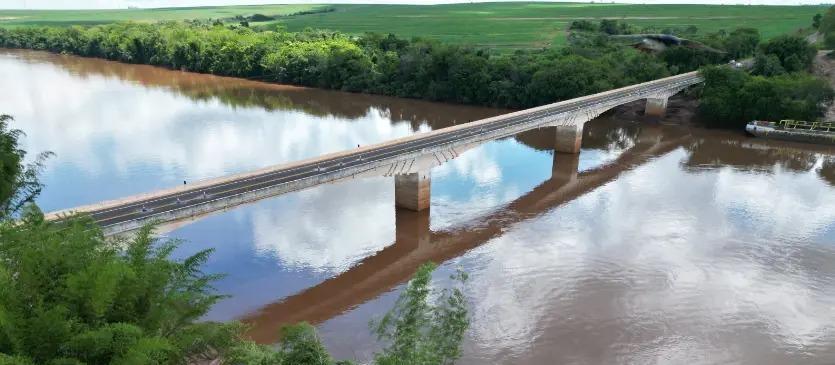 Interdição na ponte: balsa no Rio Piquiri, na BR-272, começa a operar