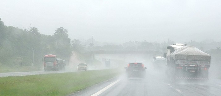 Pista molhada e baixa visibilidade aumentam chance de acidentes