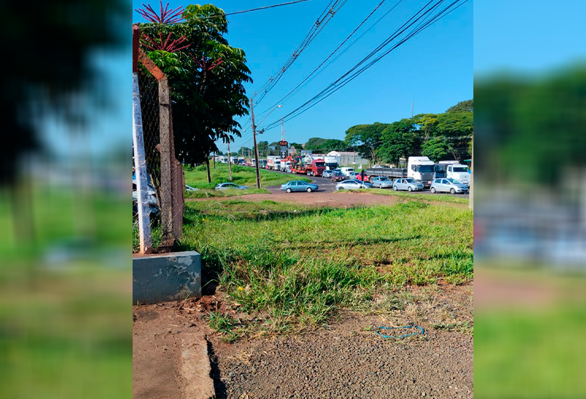 Foto Enviada Por Ouvinte Mostra Congestionamento Na PR 317