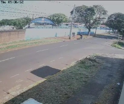 Câmera flagra assalto à mulher em plena luz do dia em Maringá; vídeo