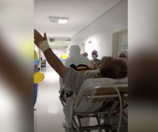 Equipe do Hospital Maringá comemora alta de paciente com Covid-19