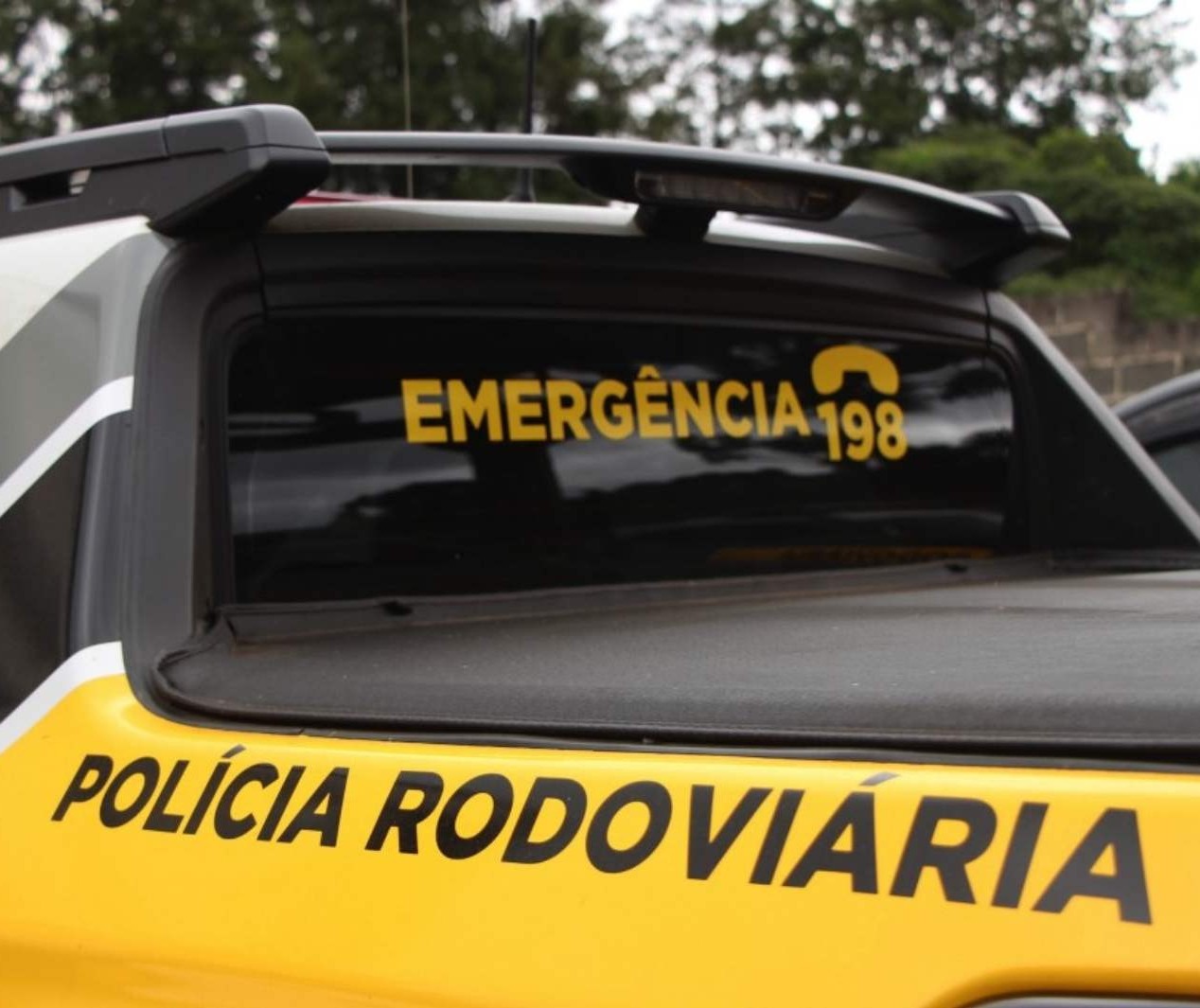 Caminhonete capota, motorista é ejetado e morre na PR-180