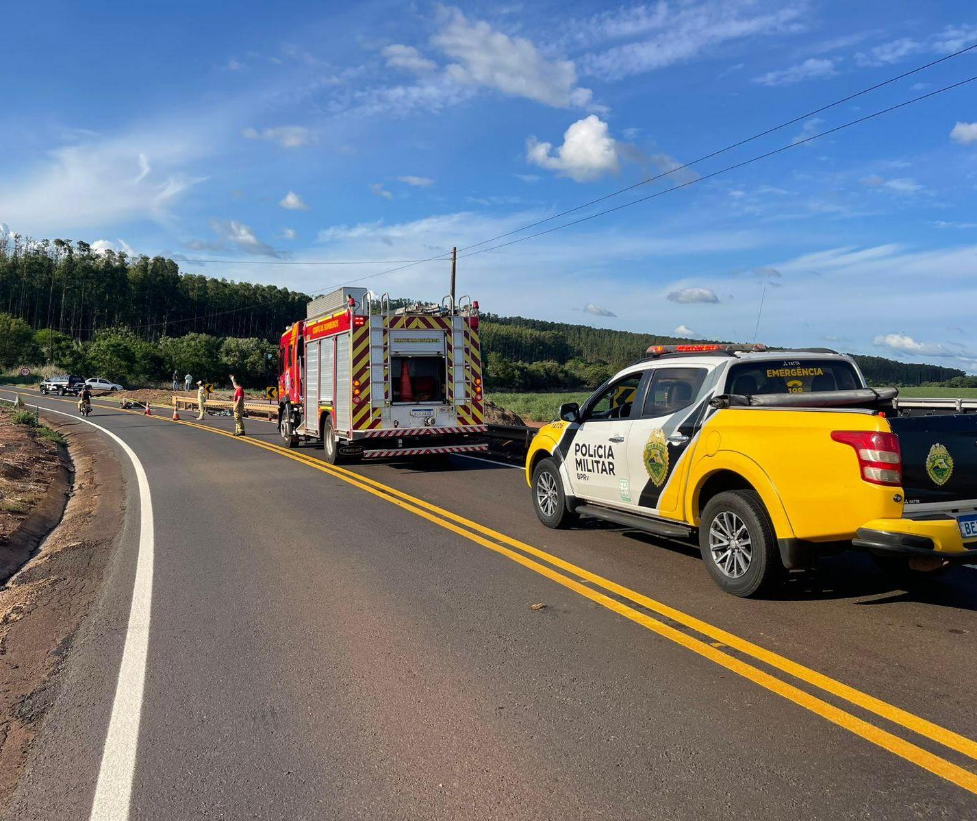 Motociclista morre ao bater moto em defensa metálica na PR-180