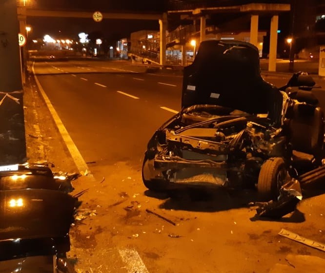 Avenida Colombo: carro bate em poste e motorista fica gravemente ferido 