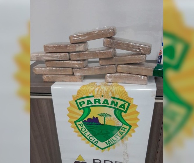Polícia encontra mais de 10 tabletes de maconha em mochila de adolescente que viajava pelo PR
