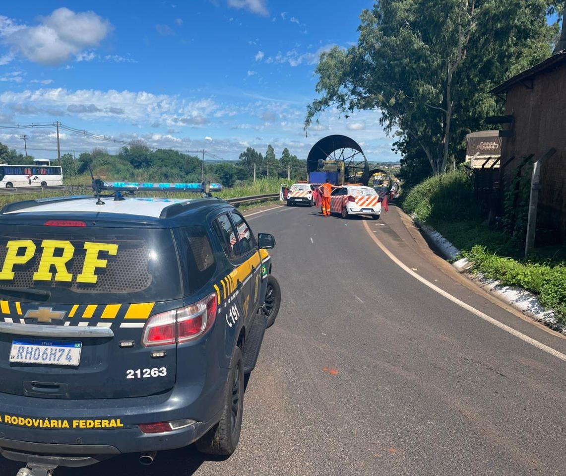 Transporte de carga superdimensionada altera o trânsito na BR-376