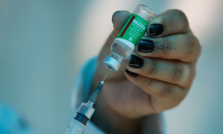 Vacinação não pode diminuir os cuidados contra a transmissão da Covid-19