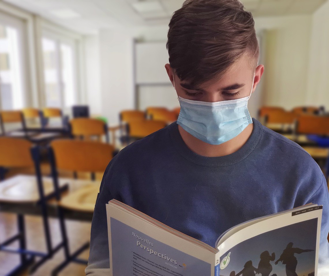 UEM mantém obrigatoriedade do uso de máscaras em ambientes fechados da instituição