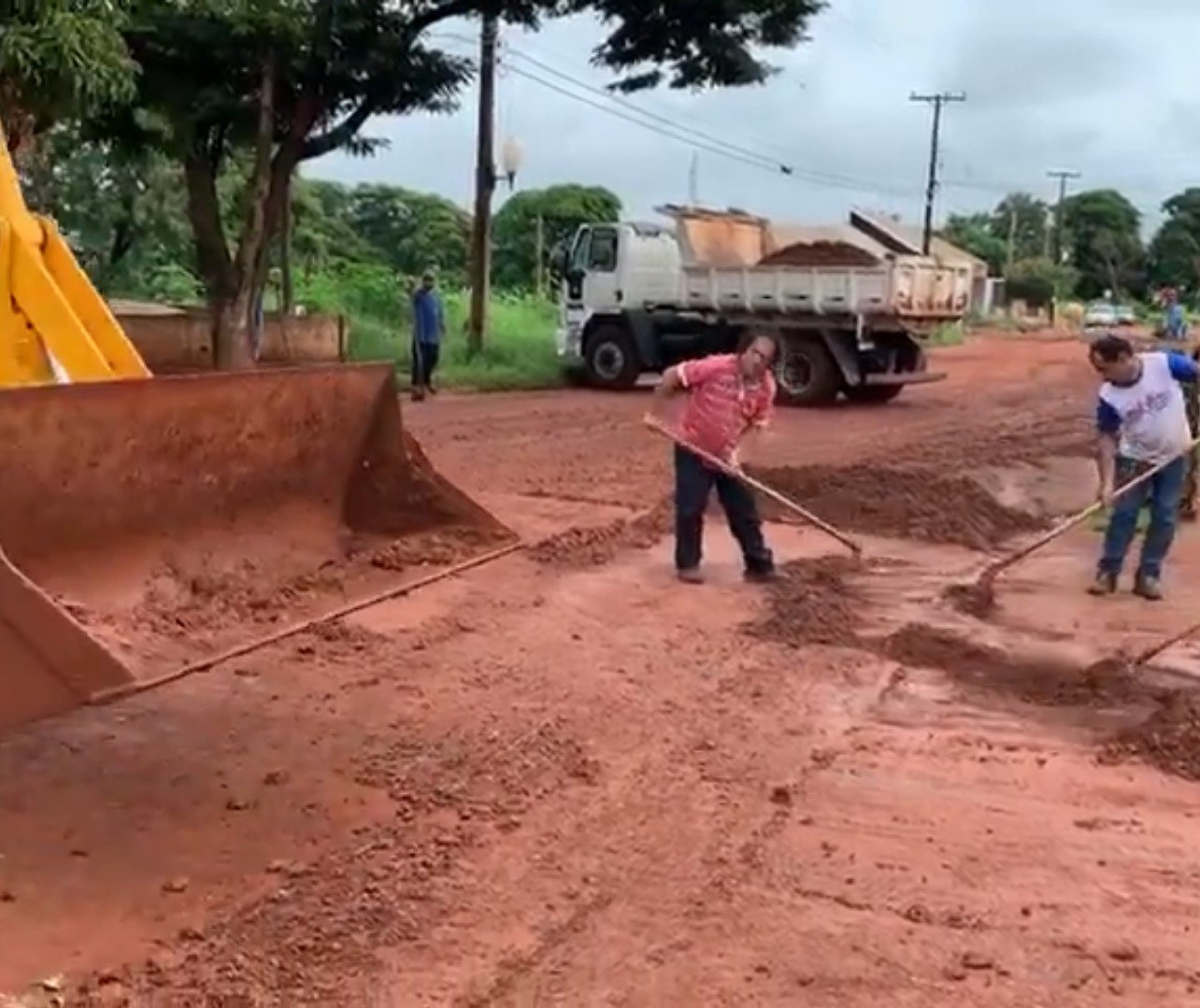 Asfalto desaparece e avenida vira lamaçal