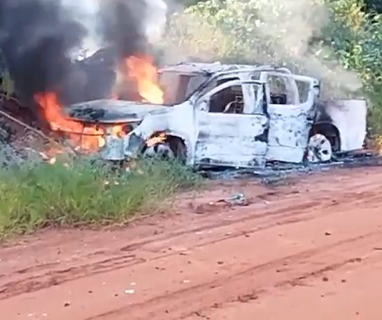 Bandidos roubam e abandonam família em mata e depois incendeiam veículo